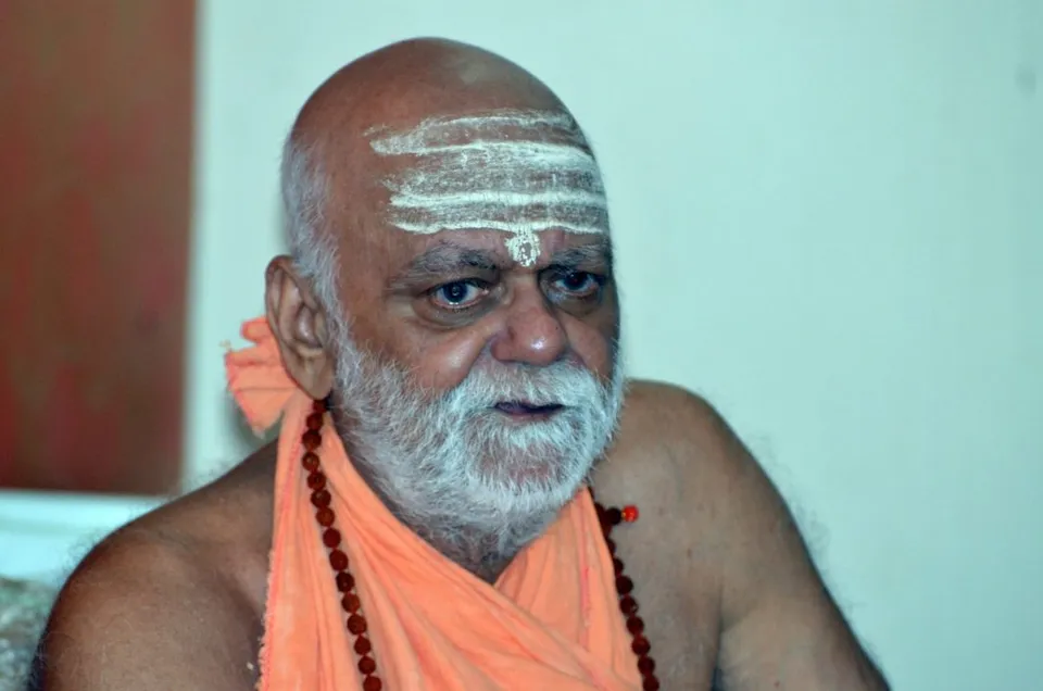 Close portrait of Nishchalananda Saraswati with white beard, horizontal tilak marks on his forehead and a rudraksha mala